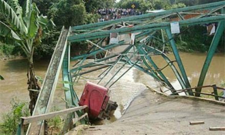 Colapsa puente sobre río Camú
