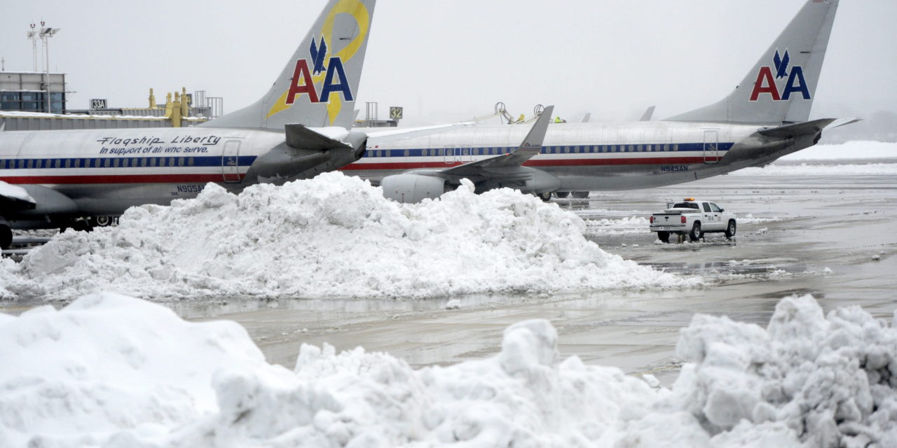 Cancelan vuelos por tormenta de nieve