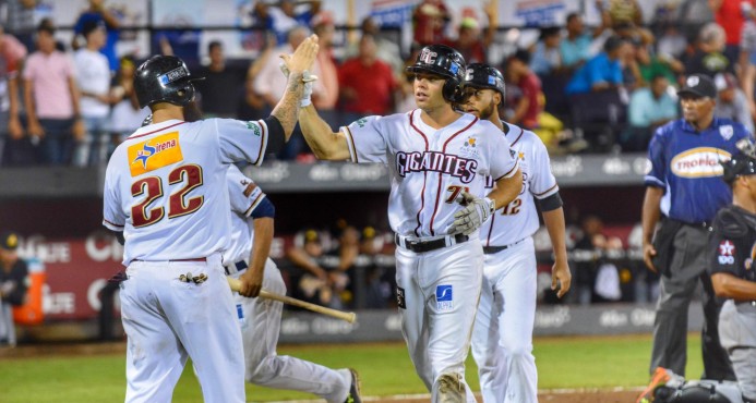 Los Gigantes apalean a las Aguilas