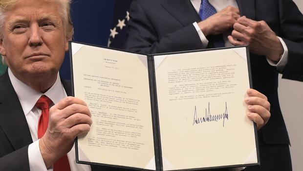 Grafólogos dicen firma de Trump muestra a una persona impresionada por su propio poder