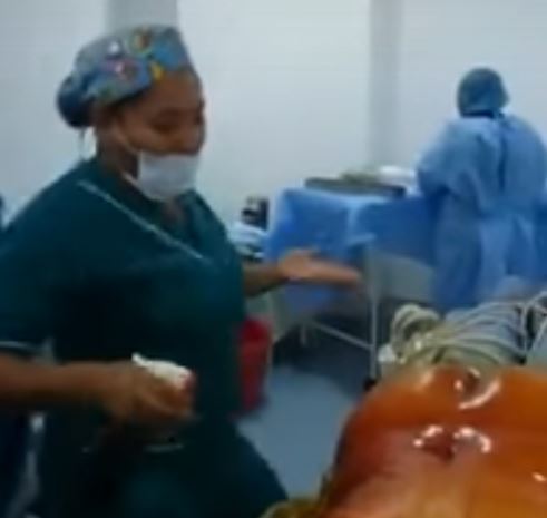 Cancelan enfermeras bailaron en quirófano mientras preparaban paciente para una cirugía