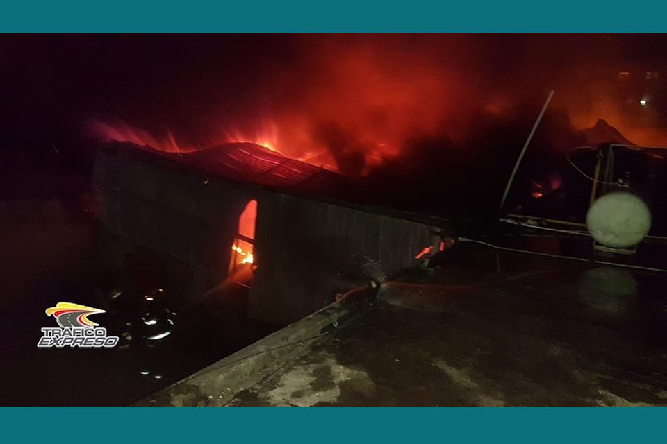 Incendio de gran magnitud consume la Industria del Sobre Dominicano en Villa Juana