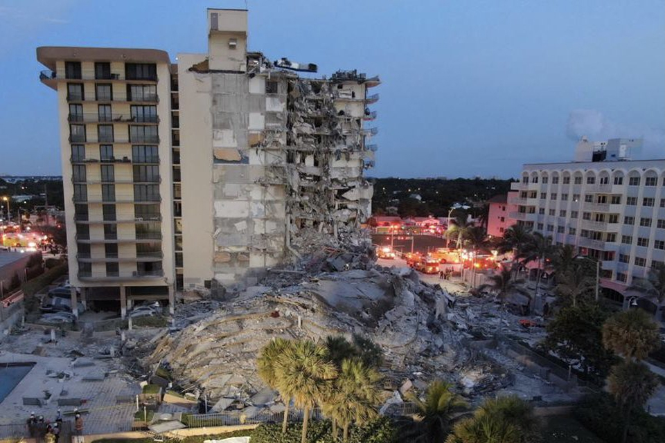 Se derrumba edificio de 12 plantas en Miami