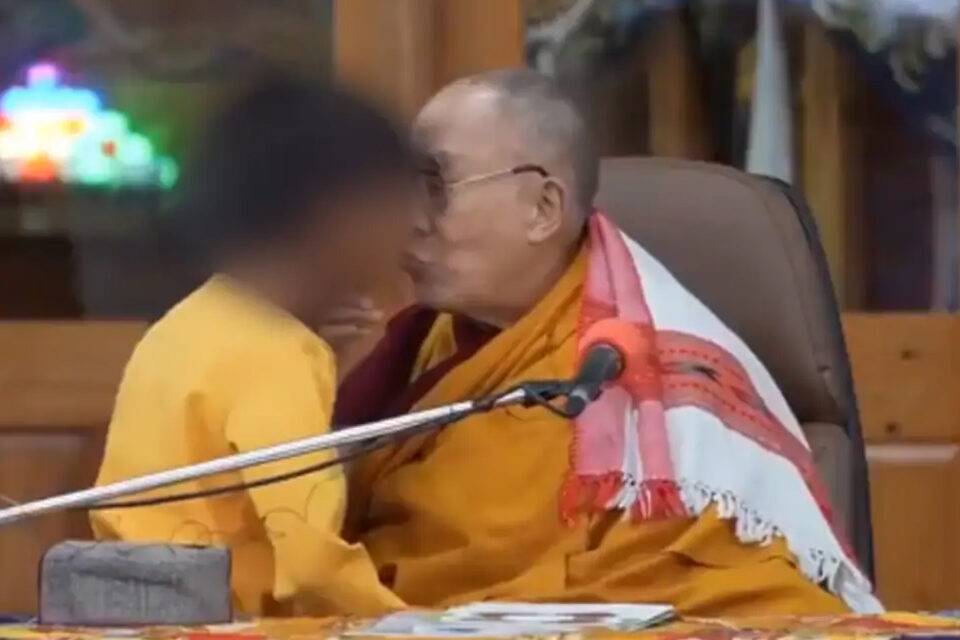 Repudian a Dalai Lama por besar niño en la boca