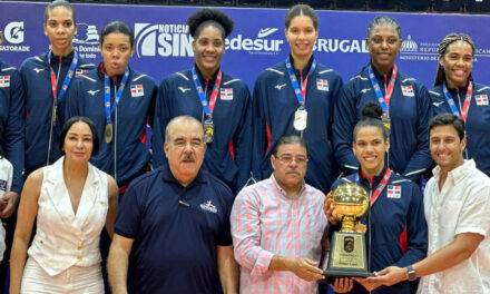 Federación de Voleibol reconoce a Raymond Rodríguez