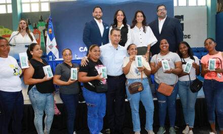 INDOTEL entrega Canasta Digital Social a 300 mujeres