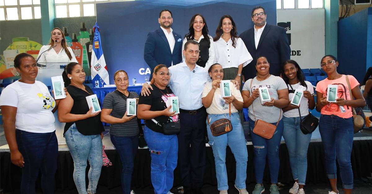 INDOTEL entrega Canasta Digital Social a 300 mujeres