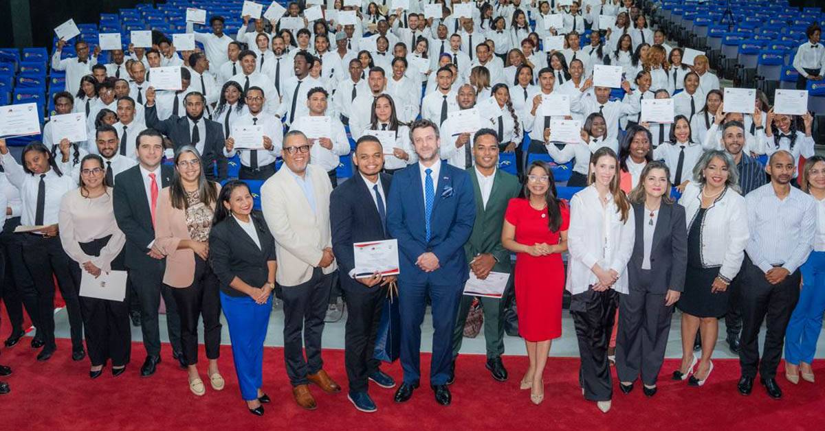 Supérate y Diageo gradúan jóvenes en hospitalidad