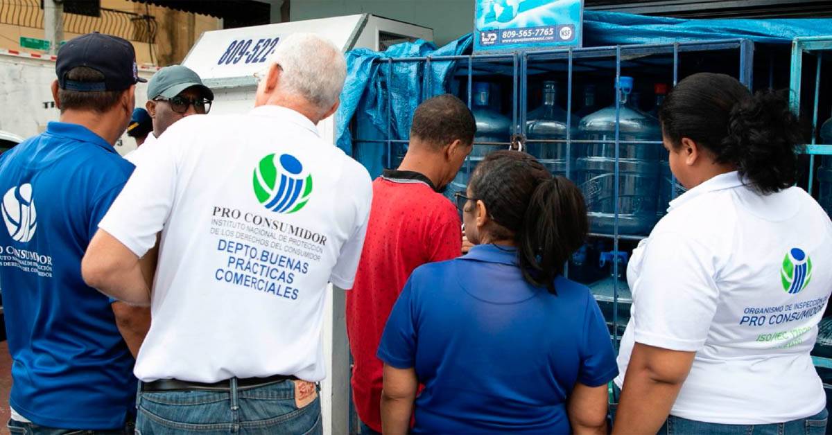 Pro Consumidor retira botellones de agua expuestos al sol