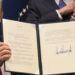 trump muestra firma, grafologos dicen Trump esta impresionado con poder, Alcarrizos News Diario Digital